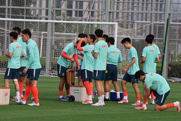 SOHU SPORTS-国足上海集训第3日强度拉满：分组对抗，教练员陪练